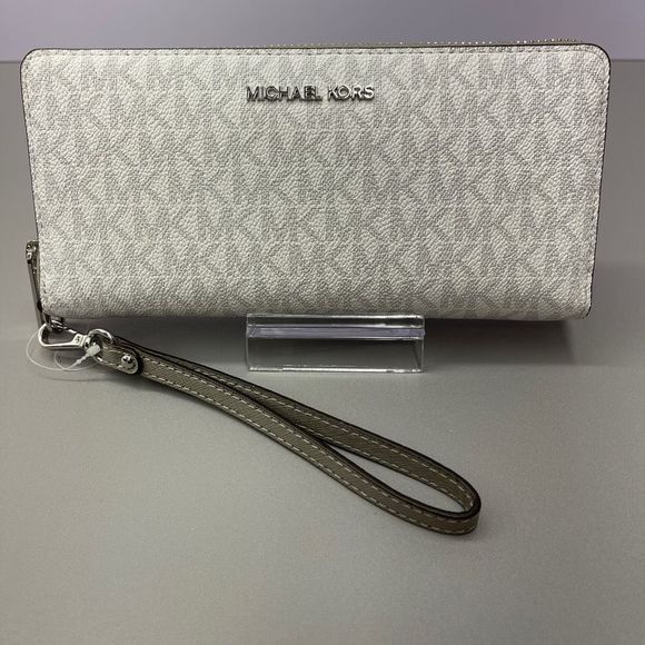 Michael Kors Handbags - Michael Kors Continental Wallet